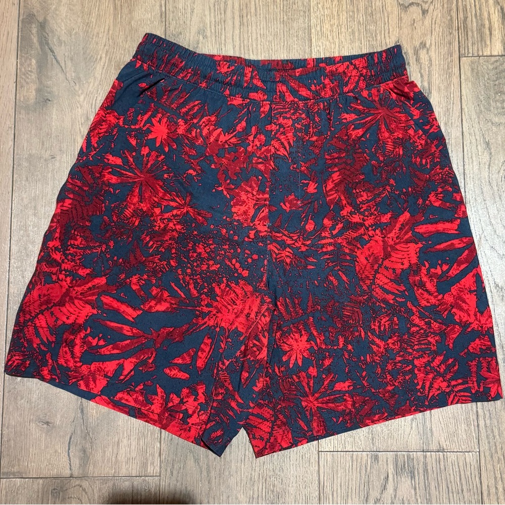 Lululemon men’s liner-less workout shorts with pockets, size S